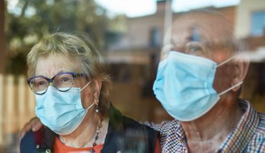 Los adultos mayores son los que menos apoyo han recibido en Chile durante la pandemia
